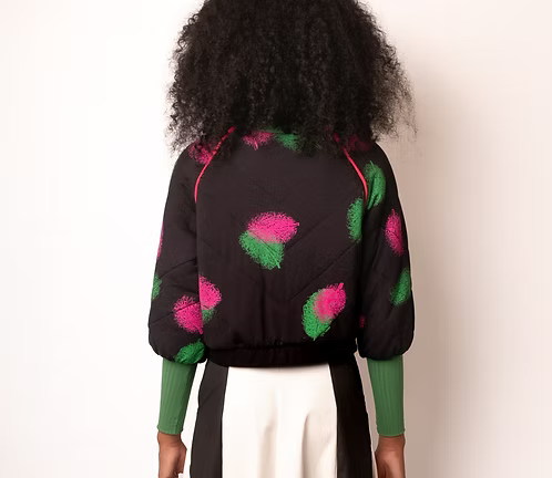 Bomber Cropped Penas - Moletom Sustentável com Matelassê - TA Studios (