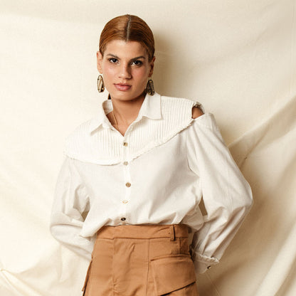 Camisa branca em cânhamo com detalhes e ombro vazado.