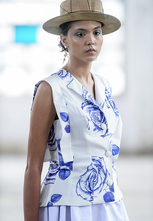 Colete Rosas Azuis em Viscose Ecovero: Alfaiataria Versátil