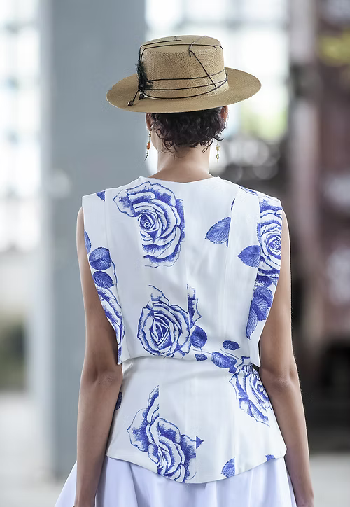 Colete Rosas Azuis em Viscose Ecovero: Alfaiataria Versátil