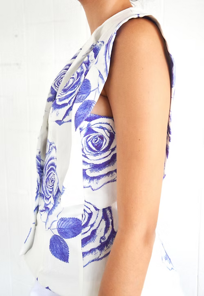 Colete Rosas Azuis em Viscose Ecovero: Alfaiataria Versátil