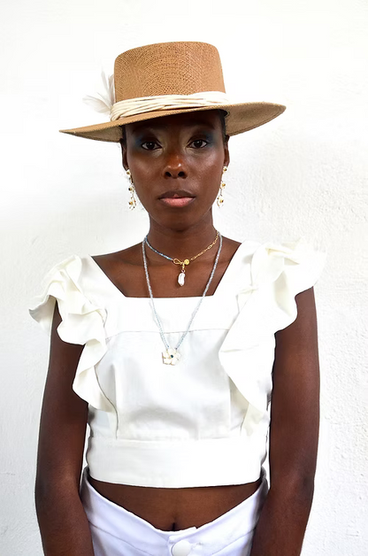 Cropped babados off white feminino TA Studios - vista frontal com detalhes delicados
