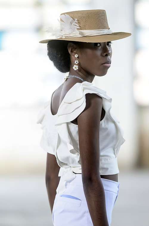 Cropped babados off white feminino TA Studios - vista detalhe lateral com detalhes delicados
