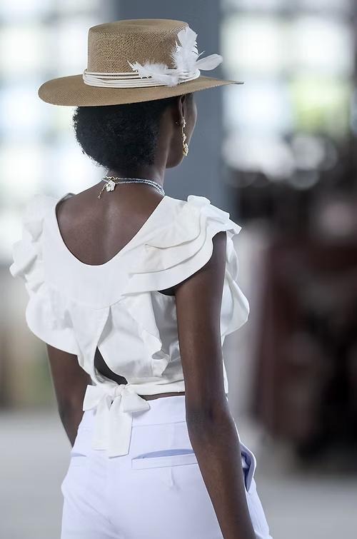 Cropped babados off white feminino TA Studios - vista costas  com detalhes delicados
