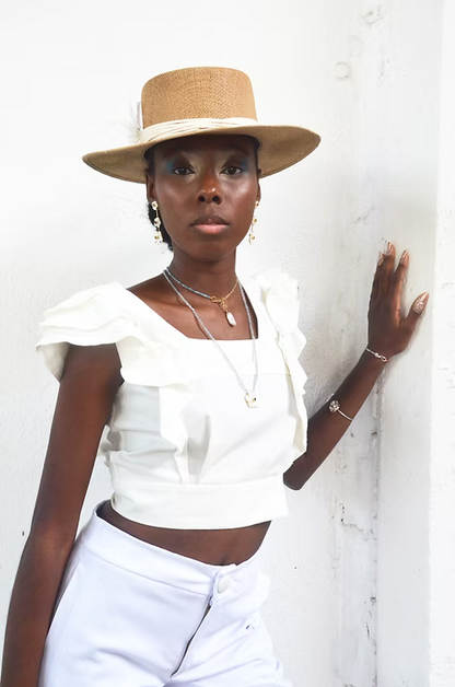 Cropped babados off white feminino TA Studios - vista meio lateral com detalhes delicados
