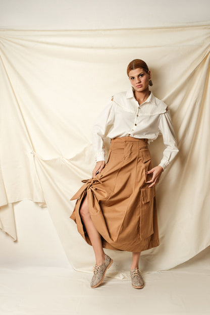Saia Lara, bolsos cargo, jeans leve, com laço.  Santista - TA Studios
