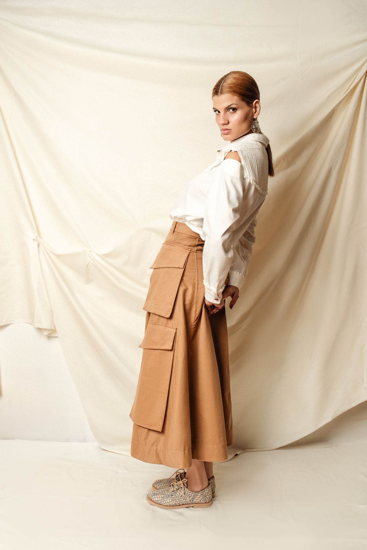 Saia Lara, bolsos cargo, jeans leve, com laço.  Santista - TA Studios