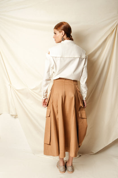 Saia Lara, bolsos cargo, jeans leve, com laço.  Santista - TA Studios