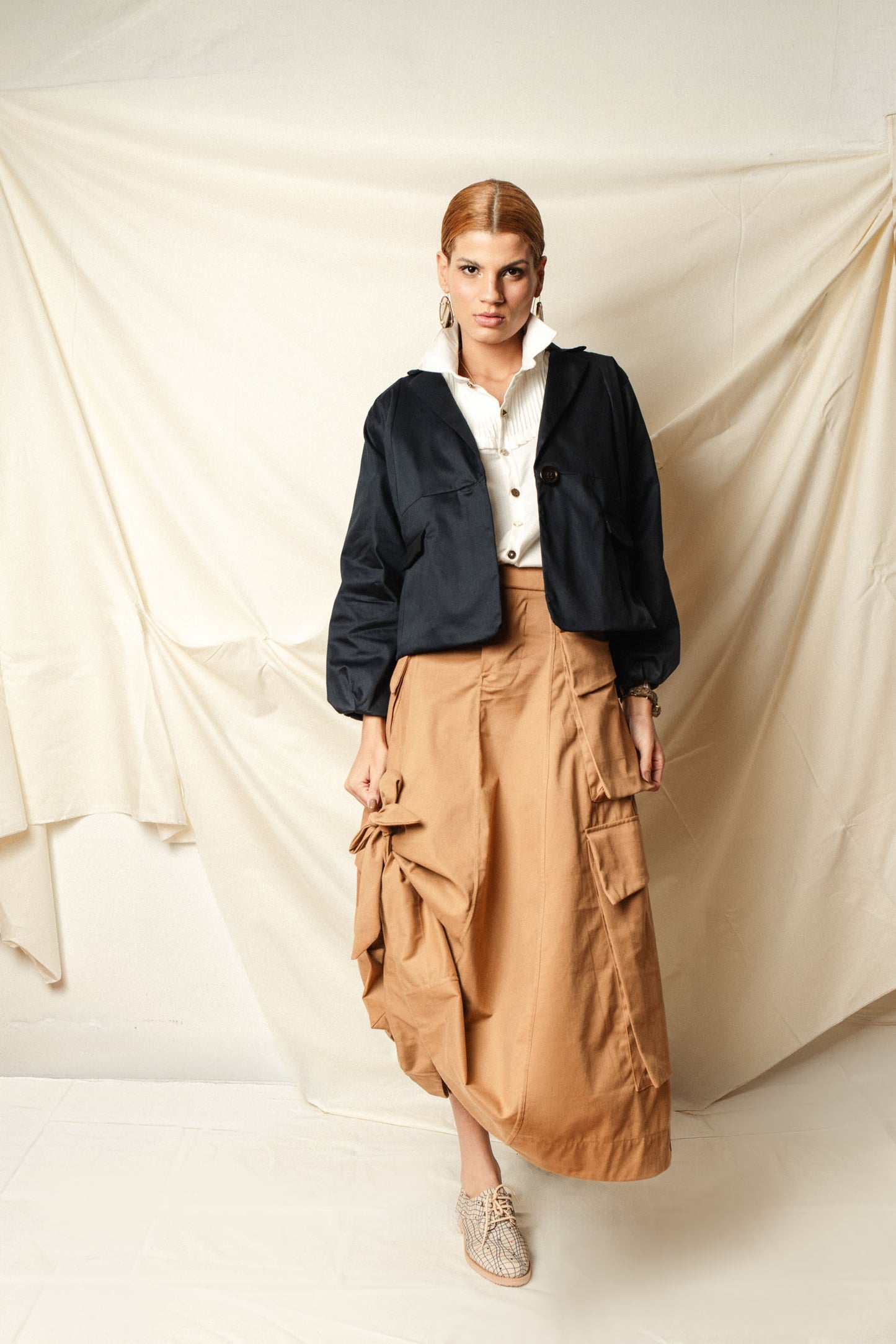 Blazer curto, mangas bufantes em algodão acetinado.