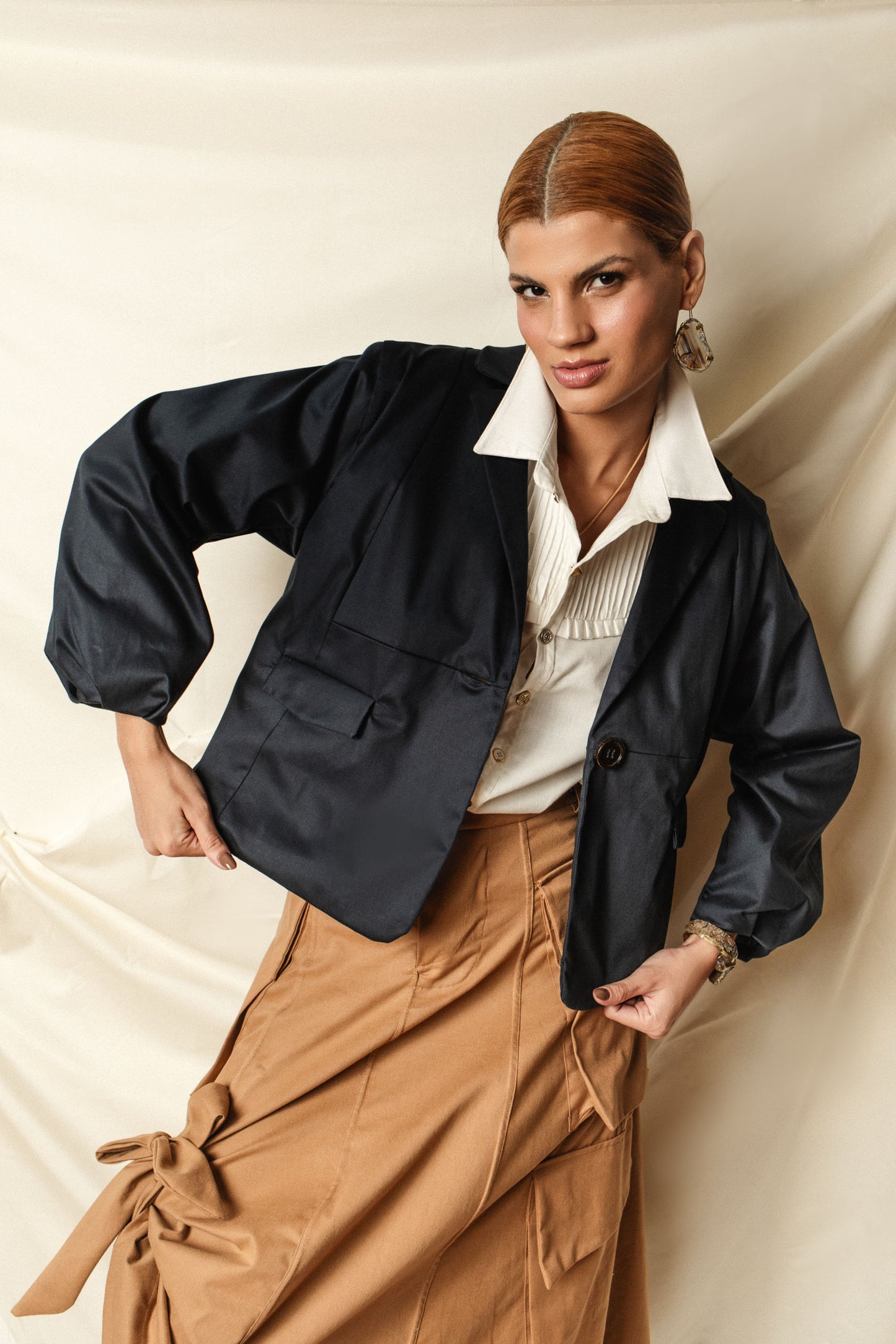 Blazer curto, mangas bufantes em algodão acetinado.