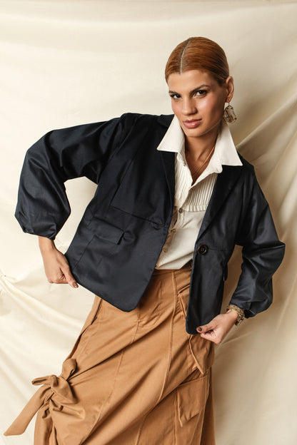 Blazer curto, mangas bufantes em algodão acetinado.