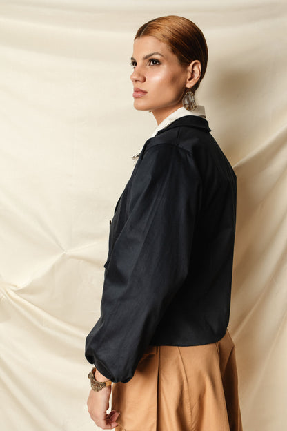 Blazer curto, mangas bufantes em algodão acetinado.