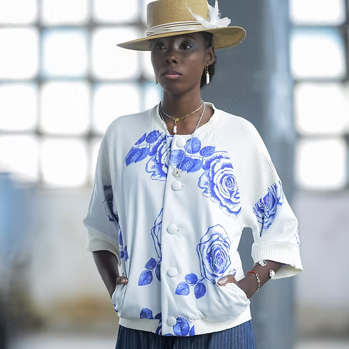 Bomber Manga Curta Rosas Azuis Viscose Ecovero - TA Studios