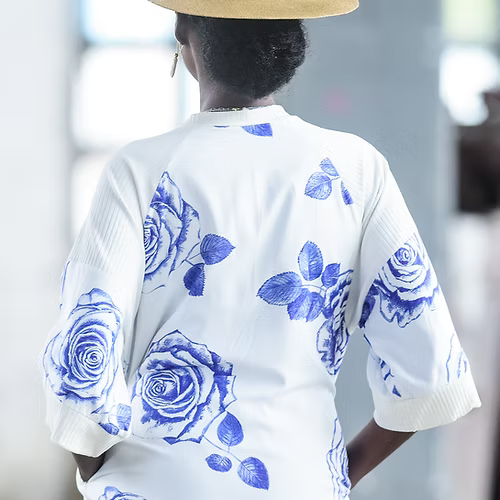 Bomber Manga Curta Rosas Azuis Viscose Ecovero - TA Studios