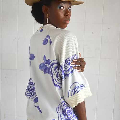 Bomber Manga Curta Rosas Azuis Viscose Ecovero - TA Studios