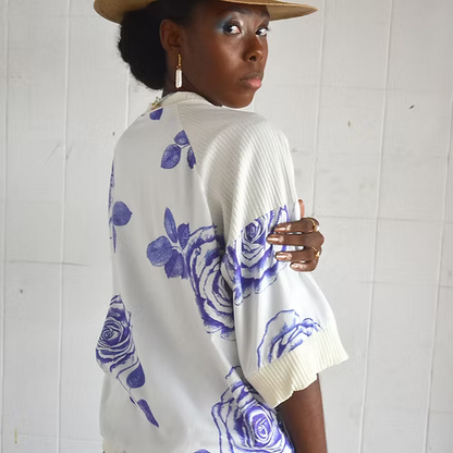 Bomber Manga Curta Rosas Azuis Viscose Ecovero - TA Studios