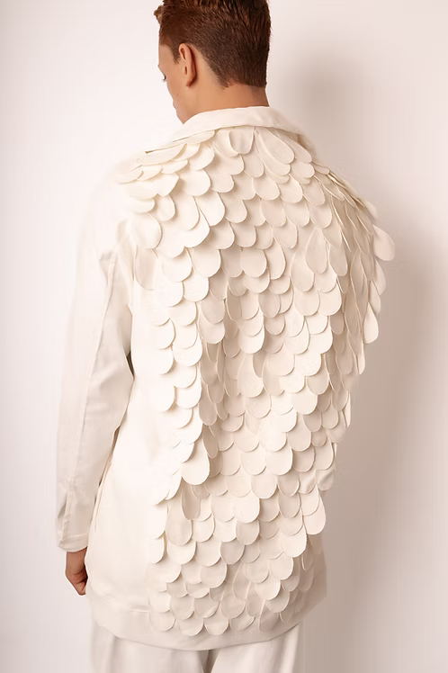 Jaqueta Penas Aplicadas: Arte Manual em Algodão Estruturado