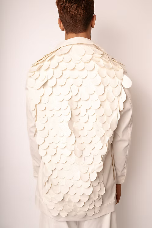 Jaqueta Penas Aplicadas: Arte Manual em Algodão Estruturado