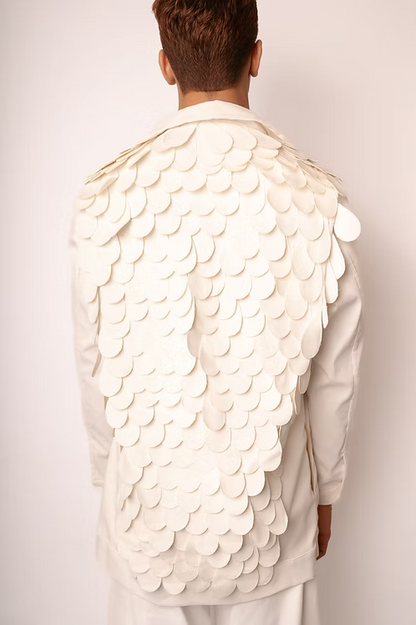 Jaqueta Penas Aplicadas: Arte Manual em Algodão Estruturado