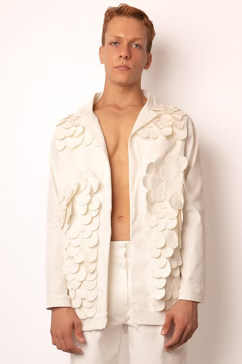 Jaqueta Penas Aplicadas: Arte Manual em Algodão Estruturado