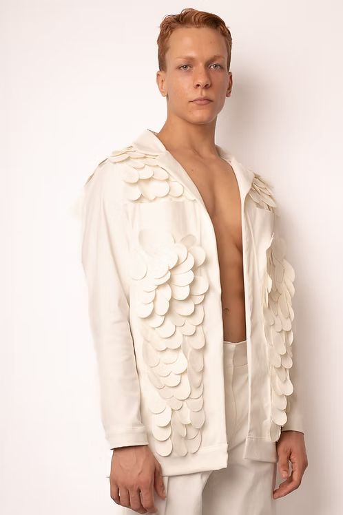 Jaqueta Penas Aplicadas: Arte Manual em Algodão Estruturado