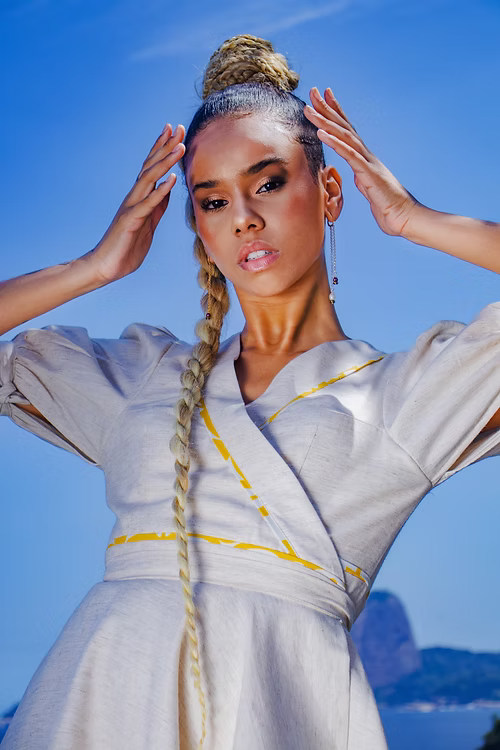 Vestido Transpassado com Mangas Bufantes. TA Studios