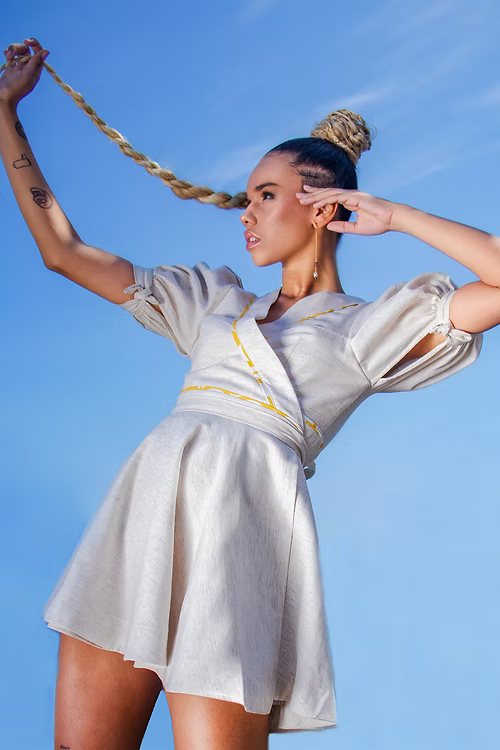 Vestido Transpassado com Mangas Bufantes. TA Studios