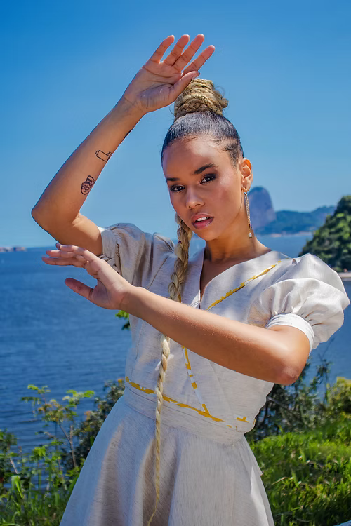 Vestido Transpassado com Mangas Bufantes. TA Studios